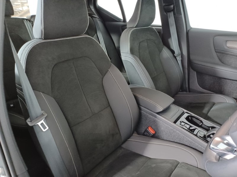 2025 (25) VOLVO XC40 2.0 B3P Plus Dark 5dr Auto 4784857