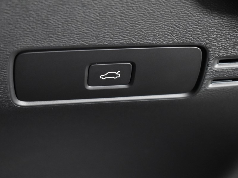 2025 (25) VOLVO XC40 2.0 B3P Plus Dark 5dr Auto 4784896