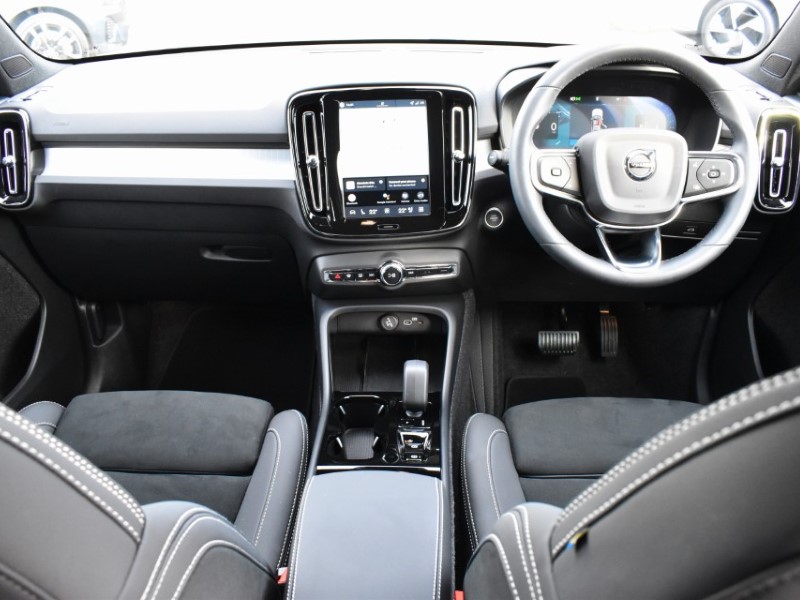 2025 (75) VOLVO XC40 2.0 B3P Plus Black Edition 5dr Auto 5141688