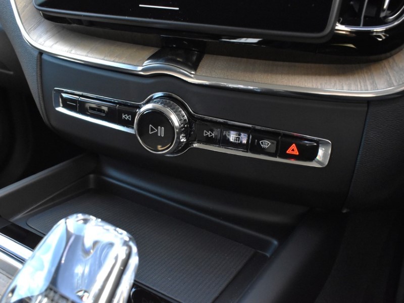 2025 (75) VOLVO XC60 2.0 B5P Plus Dark 5dr AWD Geartronic 5186423