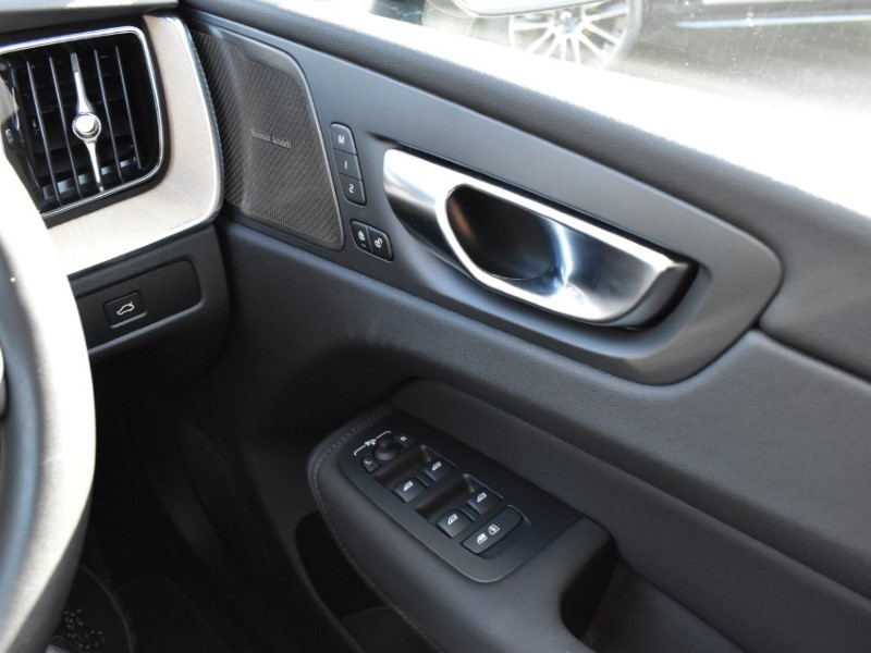 2025 (75) VOLVO XC60 2.0 B5P Plus Dark 5dr AWD Geartronic 5186425