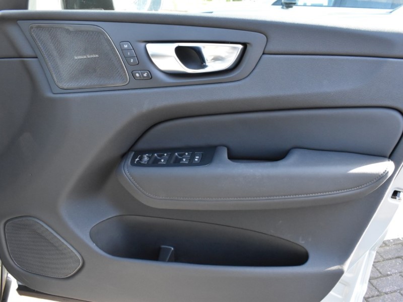 2025 (75) VOLVO XC60 2.0 B5P Plus Dark 5dr AWD Geartronic 5186428