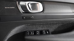 2022 (72) VOLVO XC40 2.0 B4P Ultimate Dark 5dr Auto 4597713