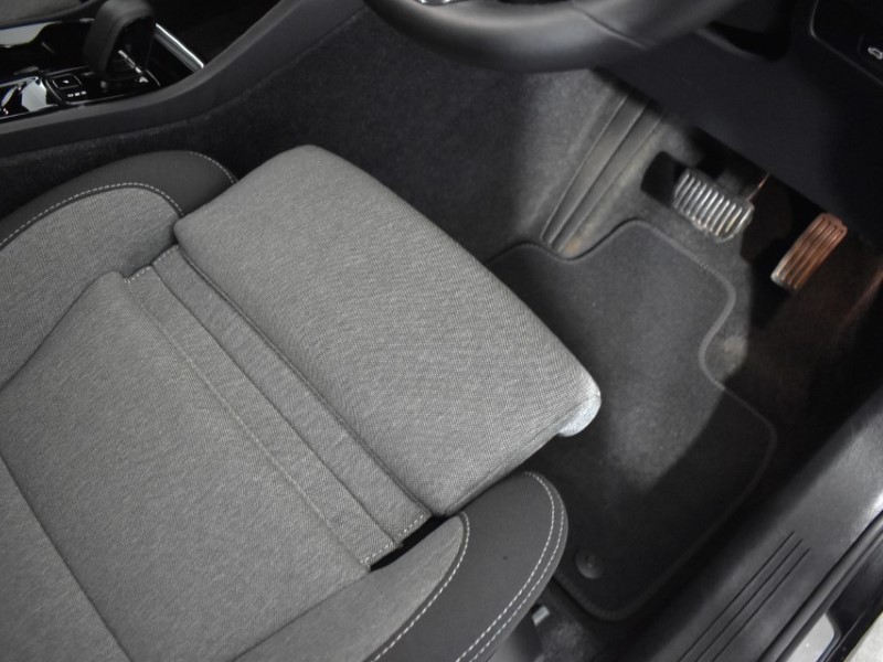 2024 (24) VOLVO XC40 2.0 B4P Plus Dark 5dr Auto 4588912