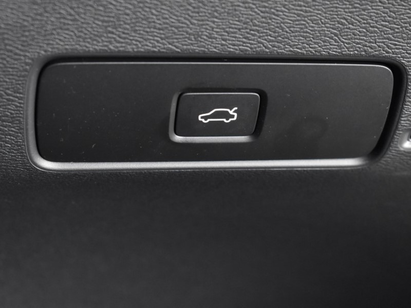 2024 (24) VOLVO XC40 2.0 B4P Plus Dark 5dr Auto 4588907