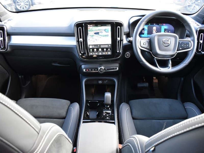 2025 (75) VOLVO XC40 2.0 B3P Plus Black Edition 5dr Auto 5272741