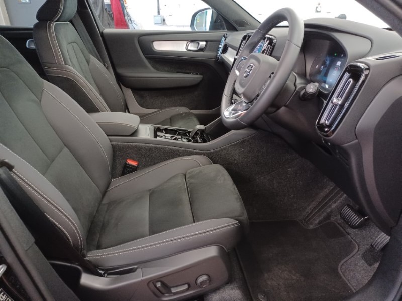 2025 (75) VOLVO XC40 2.0 B3P Plus Black Edition 5dr Auto 5270950