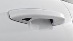 2025 (25) VOLVO XC40 2.0 B3P Plus Dark 5dr Auto 4609069