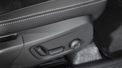 2025 (25) VOLVO XC40 2.0 B3P Plus Dark 5dr Auto 4609063