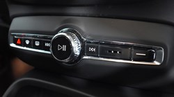 2024 (74) VOLVO XC40 2.0 B3P Ultra Dark 5dr Auto 4693460