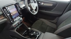 2022 (72) VOLVO XC40 2.0 B4P Plus Dark 5dr AWD Auto 4694213