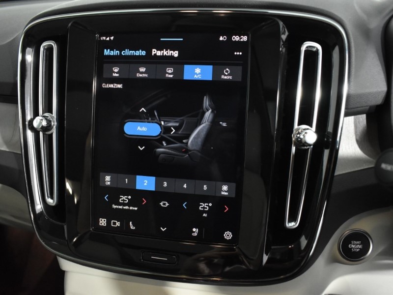 2024 (74) VOLVO XC40 2.0 B3P Ultra Bright 5dr Auto 4688119