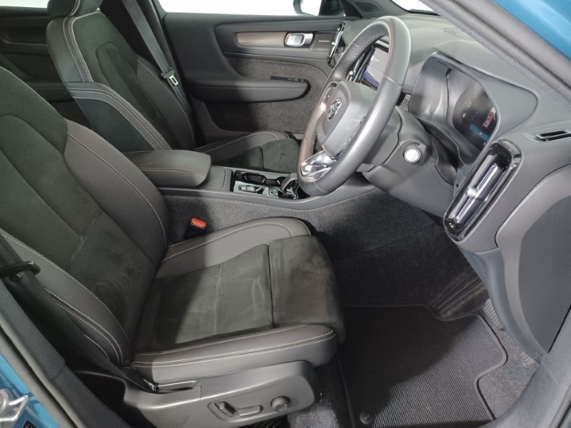 2024 (24) VOLVO XC40 2.0 B3P Ultimate Dark 5dr Auto 4690249