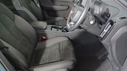 2024 (24) VOLVO XC40 2.0 B3P Ultimate Dark 5dr Auto 4690249