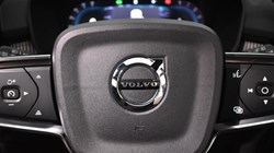 2024 (24) VOLVO XC40 2.0 B3P Ultimate Dark 5dr Auto 4690268