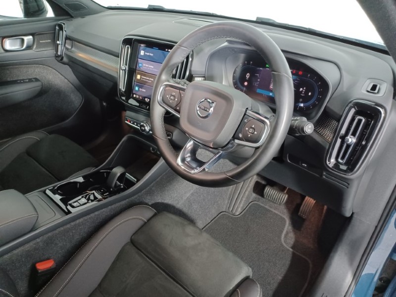 2024 (24) VOLVO XC40 2.0 B3P Ultimate Dark 5dr Auto 4690248