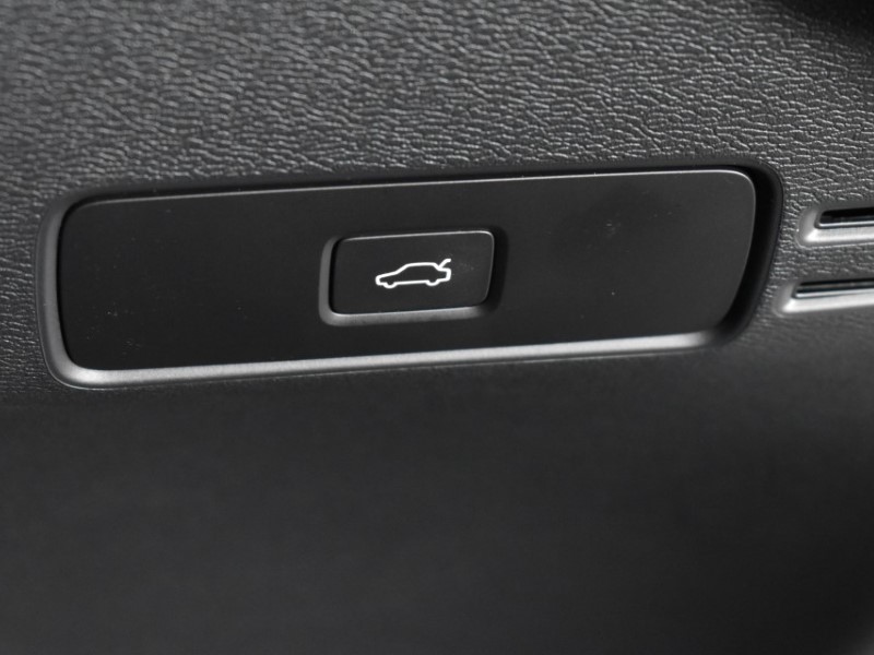 2024 (24) VOLVO XC40 2.0 B3P Ultimate Dark 5dr Auto 4690277