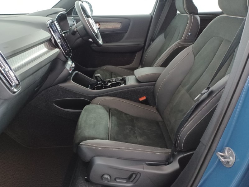 2024 (24) VOLVO XC40 2.0 B3P Ultimate Dark 5dr Auto 4690256