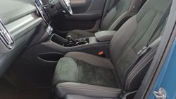 2024 (24) VOLVO XC40 2.0 B3P Ultimate Dark 5dr Auto 4690256