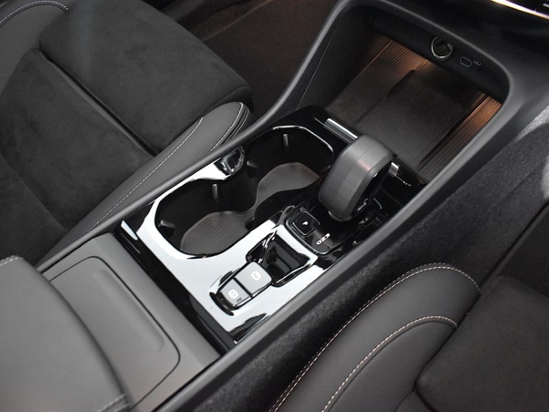 2024 (24) VOLVO XC40 2.0 B3P Ultimate Dark 5dr Auto 4690279