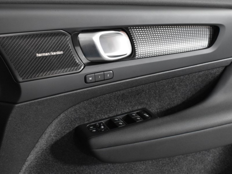 2024 (24) VOLVO XC40 2.0 B3P Ultimate Dark 5dr Auto 4690278