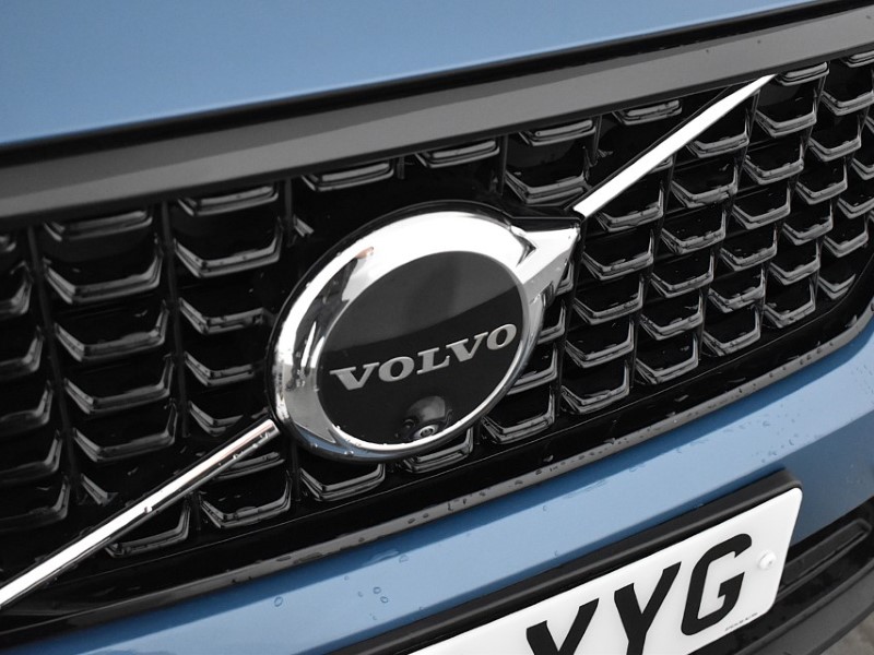 2024 (24) VOLVO XC40 2.0 B3P Ultimate Dark 5dr Auto 4690293