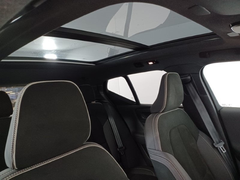 2024 (24) VOLVO XC40 2.0 B3P Ultimate Dark 5dr Auto 4690250