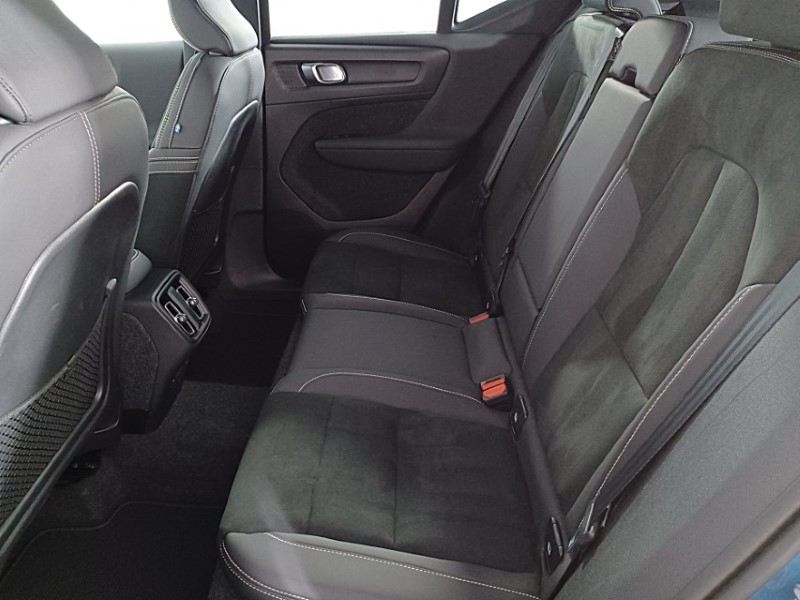 2024 (24) VOLVO XC40 2.0 B3P Ultimate Dark 5dr Auto 4690259