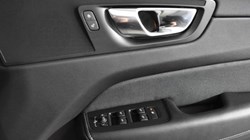 2022 (22) VOLVO XC60 2.0 B5P R DESIGN 5dr AWD Geartronic 4685049