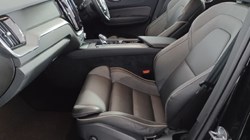 2025 (25) VOLVO XC60 2.0 B5P Plus Dark 5dr AWD Geartronic 4737230