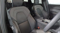 2025 (25) VOLVO XC60 2.0 B5P Plus Dark 5dr AWD Geartronic 4748761