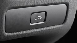 2025 (25) VOLVO XC60 2.0 B5P Plus Dark 5dr AWD Geartronic 4748786