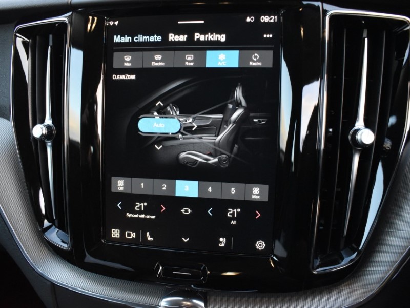 2023 (73) VOLVO XC60 2.0 B4D Plus Dark 5dr AWD Geartronic 4892227