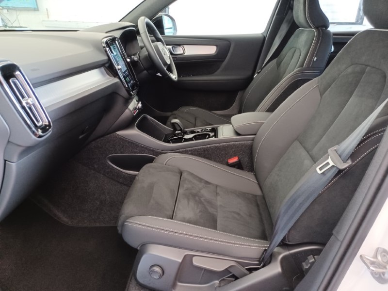 2025 (75) VOLVO XC40 2.0 B3P Plus Black Edition 5dr Auto 5537443
