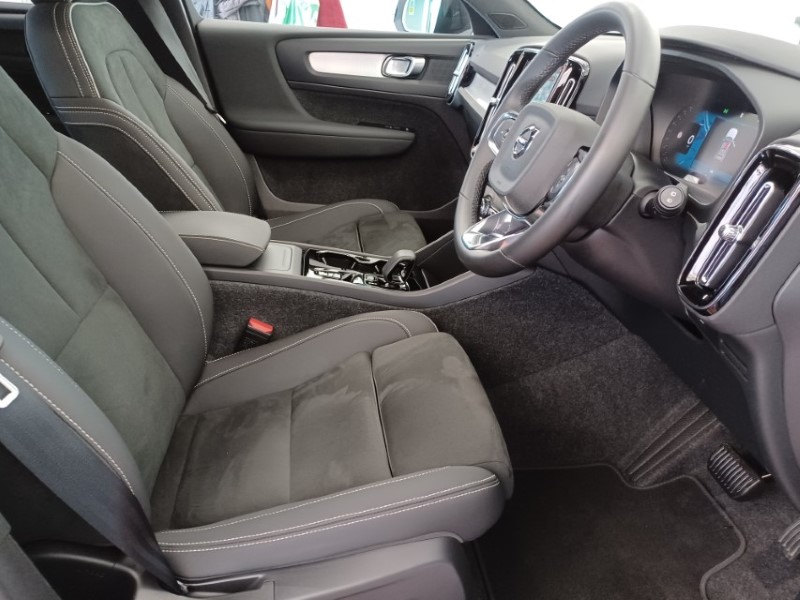 2025 (75) VOLVO XC40 2.0 B3P Plus Black Edition 5dr Auto 5537432