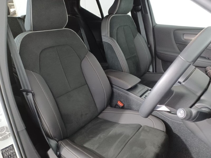 2024 (24) VOLVO XC40 2.0 B3P Plus Dark 5dr Auto 4796131