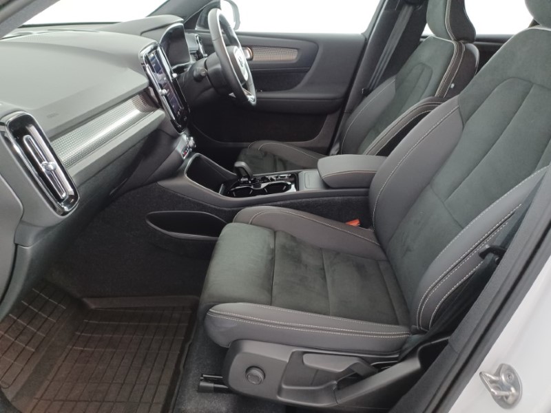 2024 (24) VOLVO XC40 2.0 B3P Plus Dark 5dr Auto 4796135