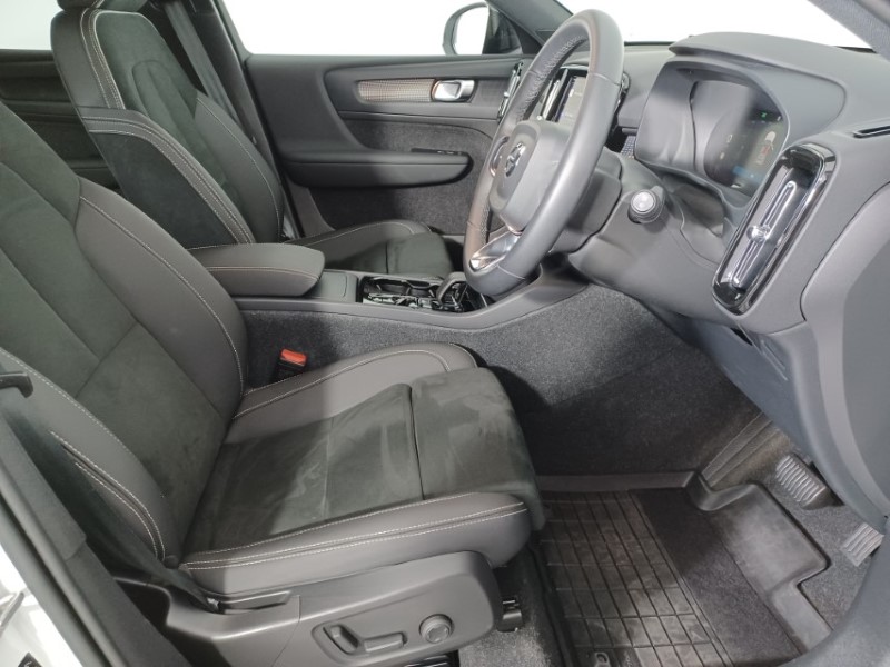 2024 (24) VOLVO XC40 2.0 B3P Plus Dark 5dr Auto 4796130