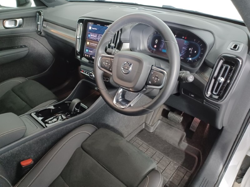 2024 (24) VOLVO XC40 2.0 B3P Plus Dark 5dr Auto 4796129