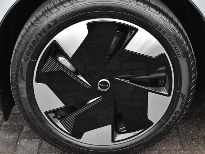 2025 (75) VOLVO EX30 315kW Twin Motor Performance Plus 69kWh 5dr Auto 4889371