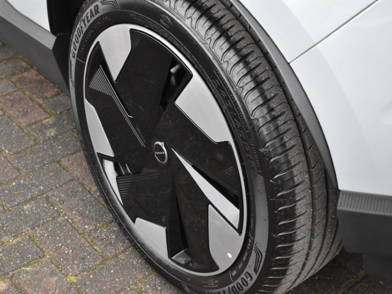 2025 (75) VOLVO EX30 315kW Twin Motor Performance Plus 69kWh 5dr Auto 4889373