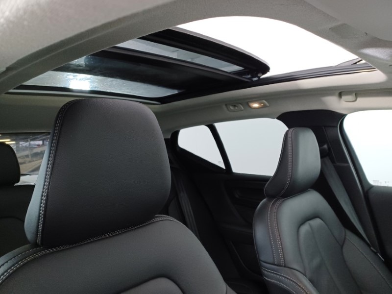 2025 (25) VOLVO XC40 2.0 B4P Ultra Dark 5dr Auto 4827670