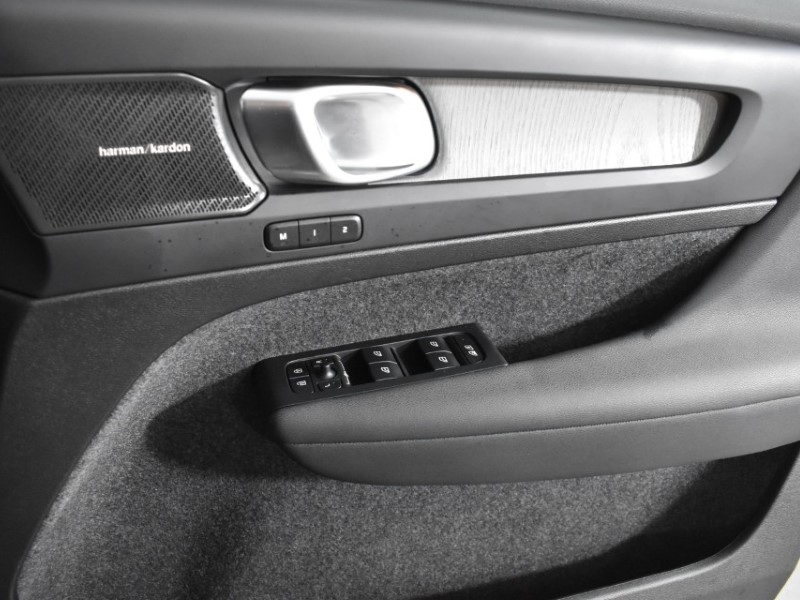 2025 (25) VOLVO XC40 2.0 B4P Ultra Dark 5dr Auto 4827699