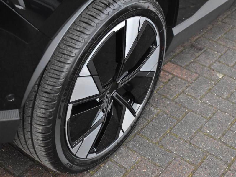 2025 (75) VOLVO EX30 200kW SM Extended Range Ultra 69kWh 5dr Auto 4950642