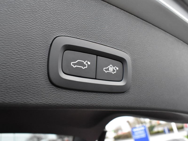 2025 (25) VOLVO XC40 2.0 B4P Plus Dark 5dr Auto 4971416