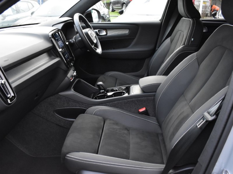 2025 (25) VOLVO XC40 2.0 B4P Plus Dark 5dr Auto 4971408