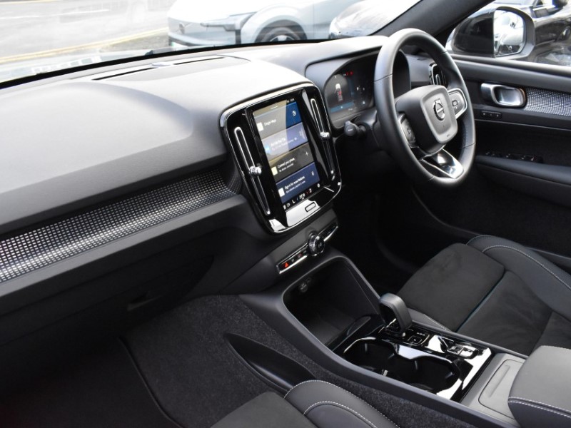 2025 (25) VOLVO XC40 2.0 B4P Plus Dark 5dr Auto 4971410
