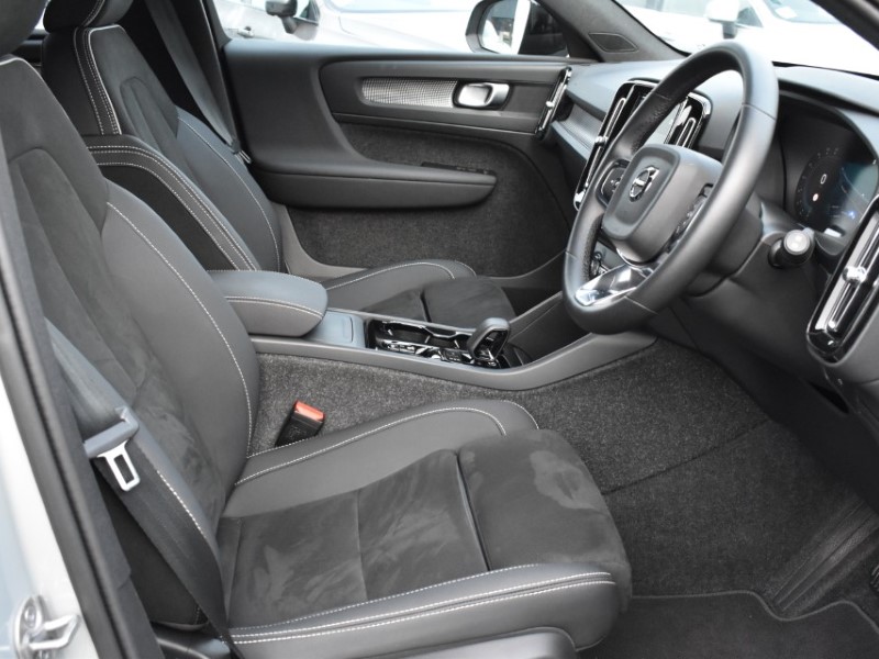 2025 (25) VOLVO XC40 2.0 B4P Plus Dark 5dr Auto 4971336