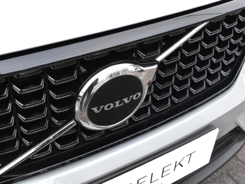 2025 (25) VOLVO XC40 2.0 B4P Plus Dark 5dr Auto 4971431