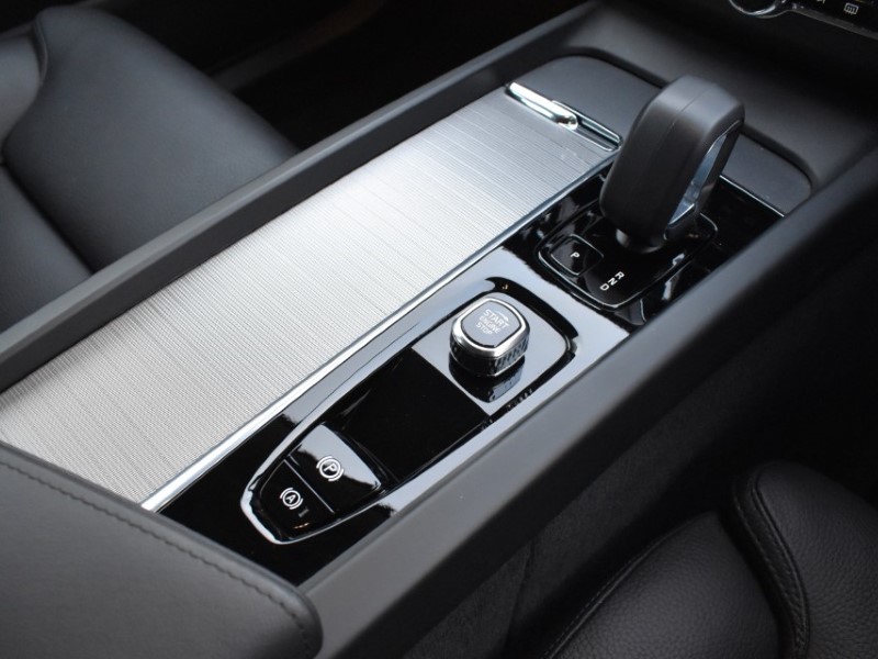 2025 (74) VOLVO XC60 2.0 B5P Plus Dark 5dr AWD Geartronic 4985973